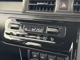 【オートエアコン】一度お好みの温度に設定すれば、車内の温度を検知し風量や温度を自動で調整。暑い&hellip;寒い&hellip;と何度もスイッチ操作をする必要はありません。快適な車内空間には必須の機能ですね♪