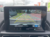 【バックカメラ】後退時に車両後方の映像をモニターに映す機能。目視できない死角を確認でき、衝突事故を防ぎます。駐車が苦手な方だけでなく全てのドライバーに必須の安全装備です。