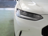 LEDヘッドライトは、点灯の瞬間から光量を発揮し、突然暗くなるトンネルなどでの安定感を高めます。