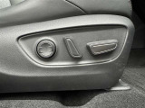 パワーシート搭載。微妙な調整が手軽にでき、最適なポジションで運転することが可能です。