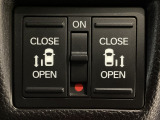 【両側パワースライドドア】両側がパワースライドドアになっており、運転席のスイッチやスマートキーでも開閉が可能です!開口部も広いので乗り降りも楽々♪
