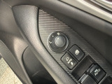 狭い駐車場で便利な電動格納ドアミラーが付いています。
