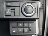 ハンドル横にある各種設定スイッチです。ライト角度を段階調整できるので、重い荷物を積んだ時でも対向車に配慮した運転ができます。