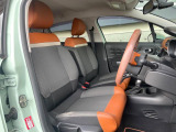 ●前席:ゆったりとしたドライバースペースで、長時間の運転でも快適にお過ごしいただけます。