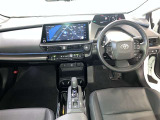 運転席周りのレイアウトをご覧ください。ナビゲーションが綺麗に装着されすっきり収まってますね!