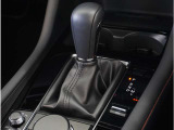 【シフトレバー】シフトもとても操作しやすいデザインになっております。運転する人の事を第一に考えた操作性の高い仕様です。