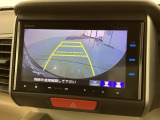 リバースギアに入れるだけで後方の表示へ切り替わります。夜間や雨の日の駐車も楽になりますよ。