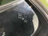 【ブラインドスポットモニター】走行中、ドアミラーの死角になりやすい箇所に後続車が接近するとサイドミラーのレンズに警告を表示!ドライバーに注意喚起をしてくれます。