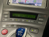 【オートエアコン】一度お好みの温度に設定すれば、車内の温度を検知し風量や温度を自動で調整。暑い&hellip;寒い&hellip;と何度もスイッチ操作をする必要はありません。快適な車内空間には必須の機能ですね♪