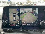 【アラウンドビューモニター】周囲を見渡せる映像で、スムースな駐車をサポートします