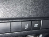 オートマチックハイビームとは、先行車や対向車のライトを認識し、ハイビームとロービームを自動で切り替える機能です。夜道の視界を確保します。詳細は販売店スタッフまでおたずねください。
