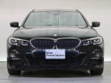 【キドニーグリル】BMWの代名詞。一目見ただけでBMWであると認識できる確固たるアイコンとして存在感を放ちます。