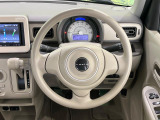 インテリアに合わせたデザインのステアリングは、運転される方のことも考え、運転しやすい形状、大きさです。是非一度、実際に触ってお確かめください。