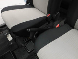 サイドブレーキは引くタイプで、運転席と助手席の間にあります。