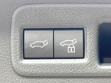 【パワーバックドア】スマートキーや運転席のボタンを押すだけでリアゲートが自動で開閉します!荷物を持っている時や、高い位置にあるバックドアを閉める際に便利な機能です♪