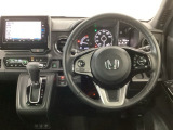 【ハンドル】運転にかかわる様々な操作を安全に行えるように視点移動が少なく操作性に配慮されたスイッチ類が凝縮されたコックピットです。