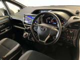運転席周りのレイアウトをご覧ください。ナビゲーションが綺麗に装着されすっきり収まってますね!