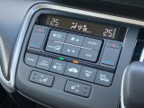 【オートエアコン】一度お好みの温度に設定すれば、車内の温度を検知し風量や温度を自動で調整。暑い&hellip;寒い&hellip;と何度もスイッチ操作をする必要はありません。快適な車内空間には必須の機能ですね♪