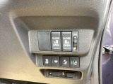 パワースライドドアの開閉はスマートキーのリモコンやドアノブは勿論、運転席側のスイッチ操作でも開閉ができ、安全・簡単です。