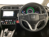 【ハンドル】運転にかかわる様々な操作を安全に行えるように視点移動が少なく操作性に配慮されたスイッチ類が凝縮されたコックピットです。