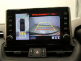 パノラミックビューモニター付きです。車両を上から見たような映像をディスプレイオーディオ画面に表示。運転席からの目視だけでは見にくい、車両周辺の状況をリアルタイムでしっかり確認できます。