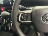 運転中、オーディオの操作をしてて、ハッとしたことはありませんか?ステアリングスイッチは、運転中でもハンドルでオーディオの操作が可能です。安全なドライブをサポートします。