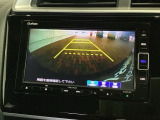 リバースギアに入れるだけで後方の表示へ切り替わります。夜間や雨の日の駐車も楽になりますよ。