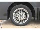 純正なので車に似合うデザインになっていますね。スタッドレスタイヤもご相談下さい。