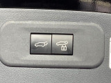 【パワーバックドア】スマートキーや運転席のボタンを押すだけでリアゲートが自動で開閉します!荷物を持っている時や、高い位置にあるバックドアを閉める際に便利な機能です♪