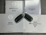 インテリジェントキーです♪キーを近づけてドアハンドルのスイッチを押すだけで開閉が出来ます♪カバンやポケットに入れてても反応するのでスムーズに乗車出来ます☆