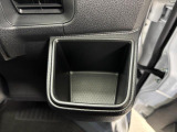 【運転席ドリンクホルダー】