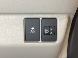 ハンドルの右側にはヘッドライトレベライザーとVSA(ABS+TCS+横滑り抑制)の解除スイッチがついています。ヘッドライトレベライザーは道路状況や積荷の加重に応じてライトの高さを調節できます。