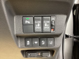 パワースライドドアの開閉はスマートキーのリモコンやドアノブは勿論、運転席側のスイッチ操作でも開閉ができ、安全・簡単です。