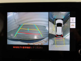 パノラミックビューモニター付きです。車両を上から見たような映像をモニター画面に表示。運転席からの目視では見にくい、車両周辺の状況をリアルタイムでしっかり確認できます。