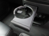 運転席からも助手席からも使いやすい位置にドリンクホルダーを配置しています。