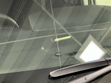 フロントガラスに飛び石キズがあるため、納車前の点検時に交換対応させていただきます