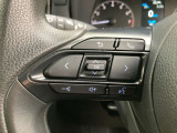 運転中、オーディオの操作をしてて、ハッとしたことはありませんか?ステアリングスイッチは、運転中でもハンドルでオーディオの操作が可能です。安全なドライブをサポートします。