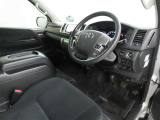 シンプルで使いやすいデザインの運転席です。