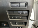 両側オートスライドドアです♪運転席のボタンやキーのボタンでも開閉できます!手荷物がいっぱいの時でも簡単にドアの開け閉めができるのでとっても便利です♪