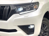 【LEDヘッドライト】悪天候や夜間走行時も良好な視界を確保し安心して運転できる高輝度LEDヘッドライトを装備!点灯速度が早く、消費電力も抑えられています。