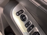 狭い駐車場で便利な電動格納ドアミラーが付いています。