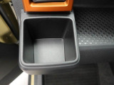 カップホルダーは運転席や助手席からちょうど手の届く位置です!!