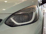 LEDヘッドライトは、点灯の瞬間から最大光量を発揮し、突然暗くなるトンネルなどでの安定感を高めます。