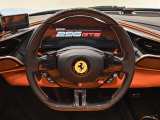 LED付カーボンファイバー製ステアリングホイールを装着。エンジン回転数に合わせて点灯するLEDが、F1マシンのような高揚感を演出します。