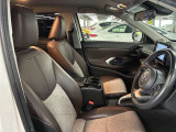 運転席の画像です。足元やシートまわりに余裕があり、リラックスした姿勢で運転が可能です。視界も良好で操作系へのアクセスもしやすく、快適で安心感のあるドライブをサポートします。