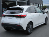 エマージェンシーブレーキは、 約10〜80km/h の範囲で前方の車両や歩行者と衝突する可能性がある場合に作動し、自動的に停止又は減速することにより 衝突回避や衝突被害の軽減を図ります。