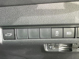 【パワーバックドア】スマートキーや運転席のボタンを押すだけでリアゲートが自動で開閉します!荷物を持っている時や、高い位置にあるバックドアを閉める際に便利な機能です♪