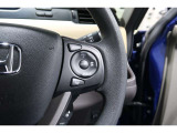 Hondaセンシングの機能のひとつ、アダプティブクルーズコントロール付!アクセルから足を離しても設定したスピードと前車との車間を保ち走行してくれます!車線維持もアシスト☆高速道路で疲労軽減ですね☆