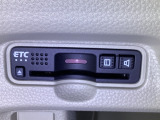 【ETC車載器】カードを挿すだけでゲートをスルー。利用には車両情報を登録する「セットアップ」が別途必要です。