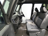 【ベンチシート】運転席と助手席の間の移動も簡単に行えます。足元やシートはしっかり清掃済みですので、気持ちよくお乗りいただけます。